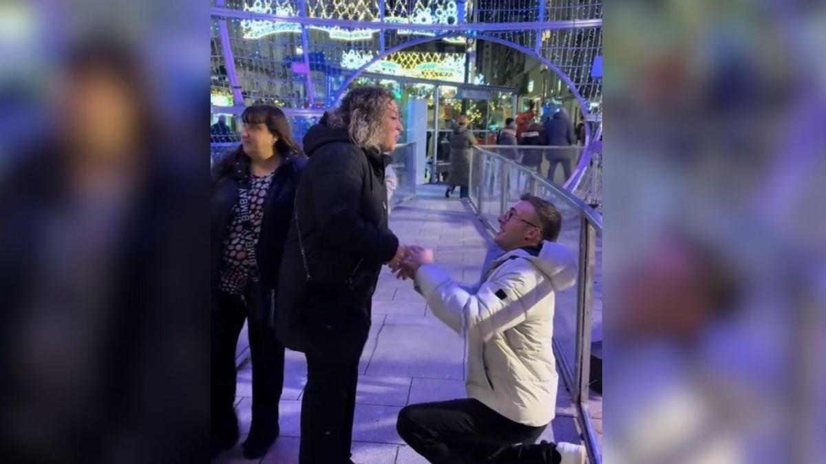 Momento de la pedida de mano frente a la gran bola de Navidad de Vigo.