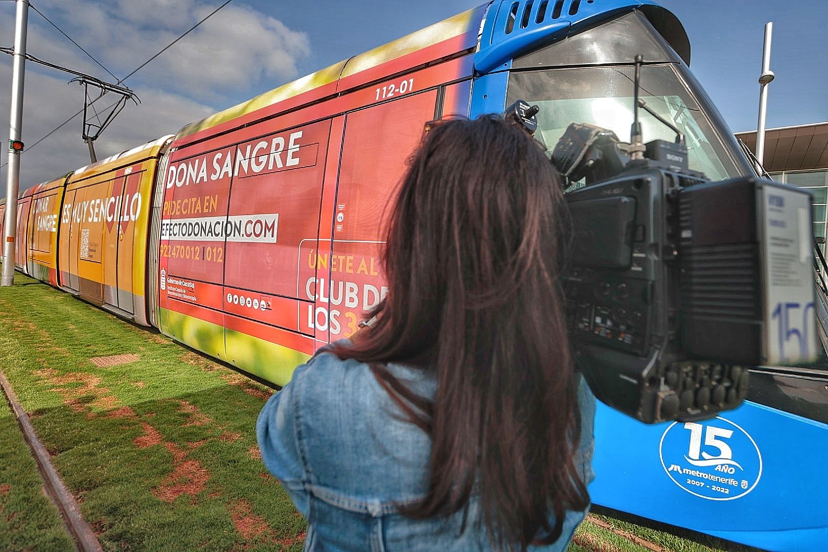 Tranvía rotulado con la nueva campaña de donación de sangre