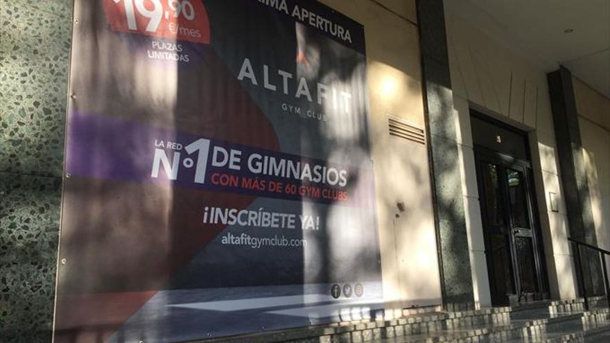 Coliseum luce ya los paneles informativos del nuevo gimnasio