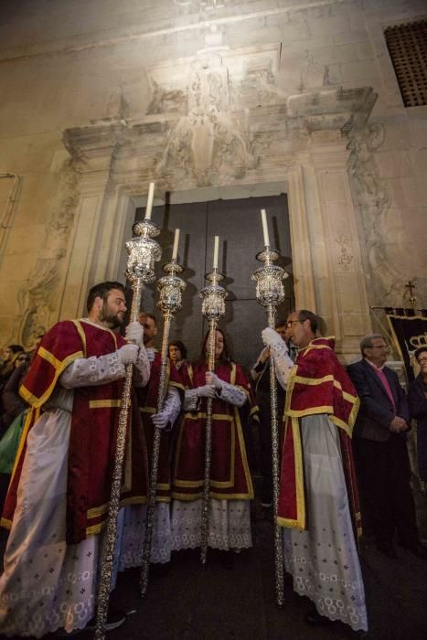 El numeroso cortejo de damas de mantilla caracteriza a esta hermandad