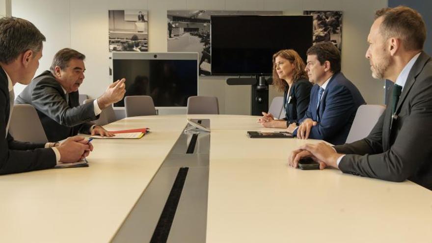 Mañueco y San Damián, durante la reunión con los representantes de la Comisión Europea. |