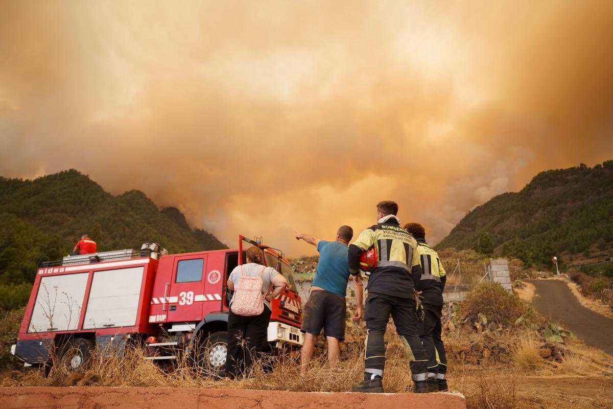 El incendio forestal de Tenerife, sin control