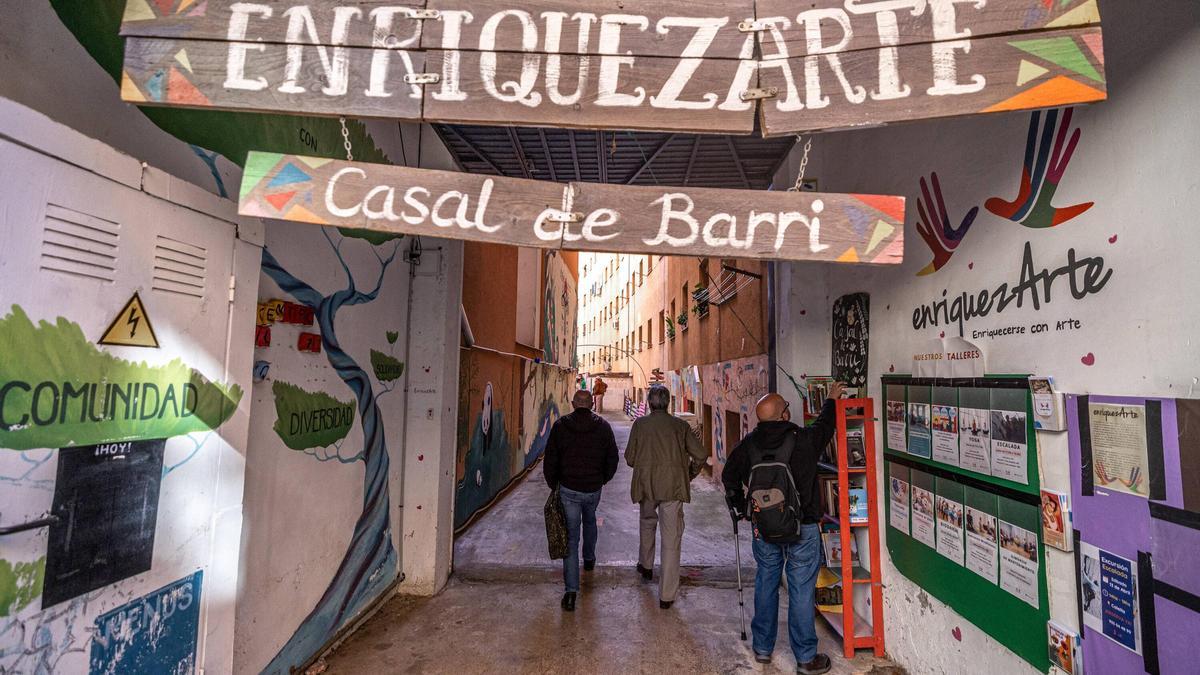El acceso al patio interior donde se instala la ONG Enriquezarte, que ofrece banco de alimentos y comedor social, en Barcelona.