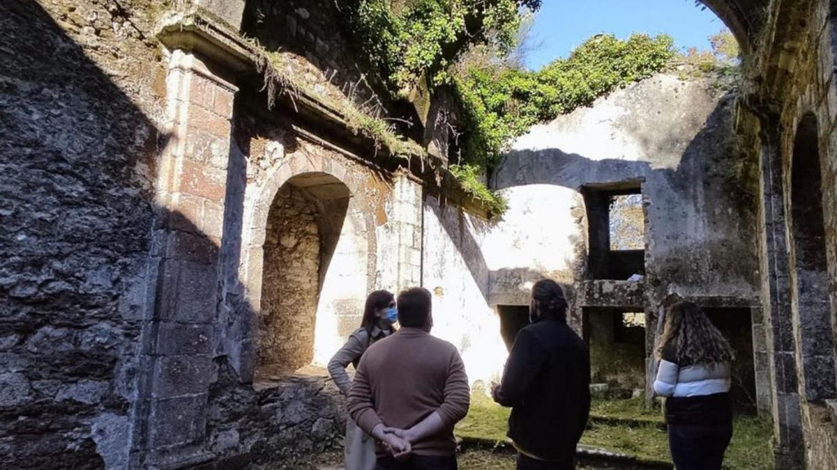 Verónica Pichel visita la ermita junto a miembros de la productora. |