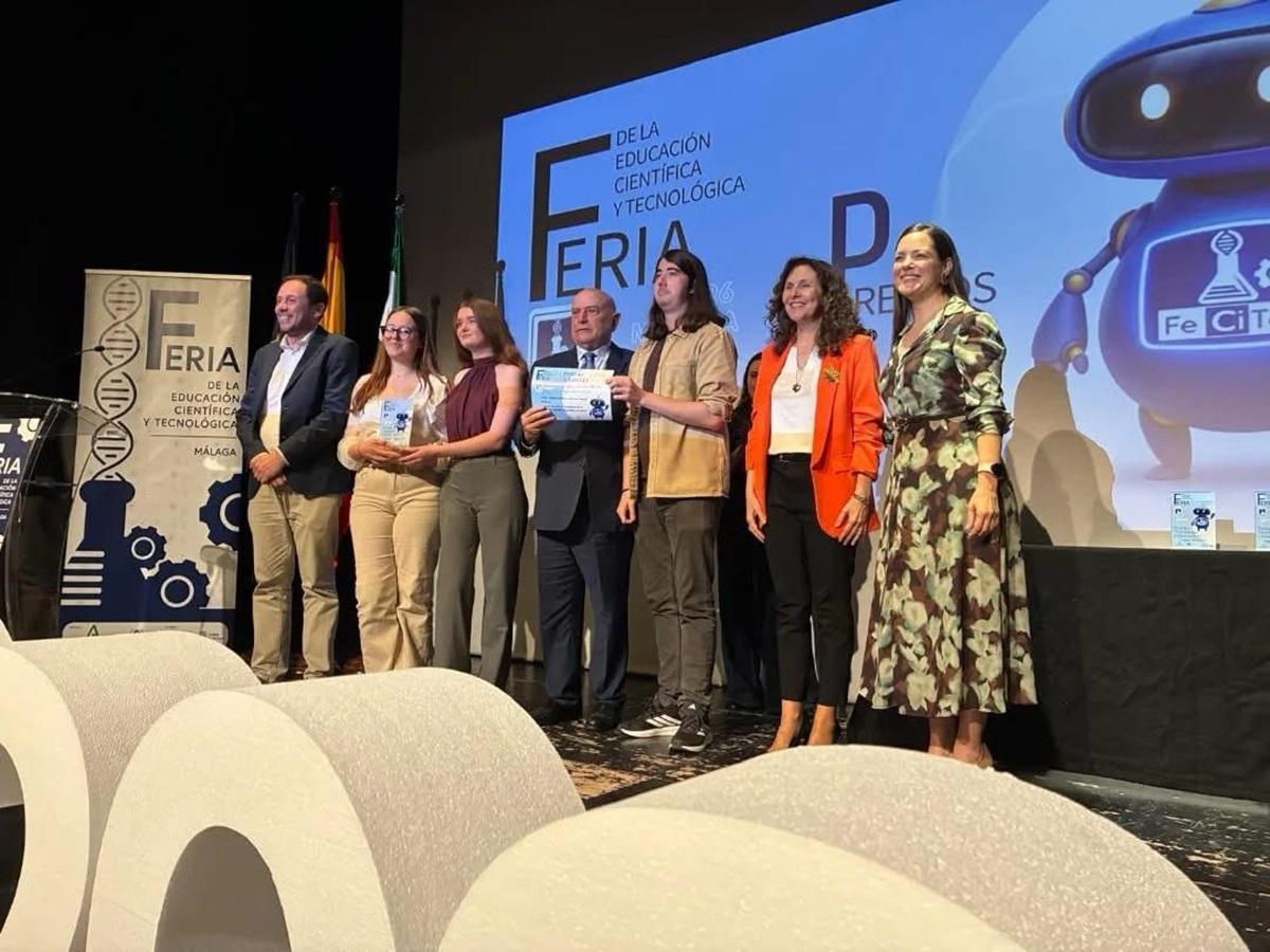 Estudiantes premiados en Málaga, junto a sus profesores y autoridades, en la entrega de premios.