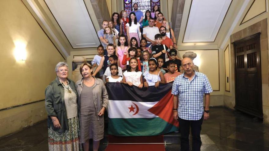 Un momento de la recepción a las familias de acogida a saharauis, ayer, en el Ayuntamiento de Avilés. | Miki López