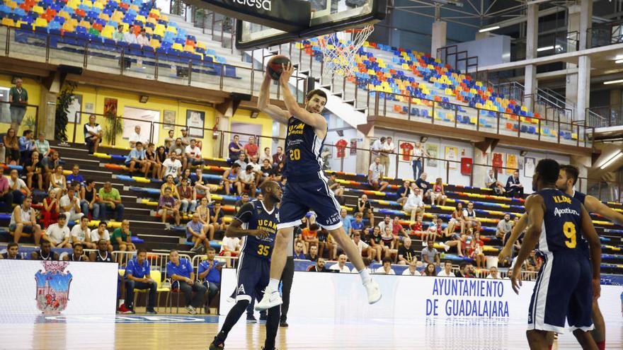 Dejan Todorovic, ayer capturando un rebote defensivo.