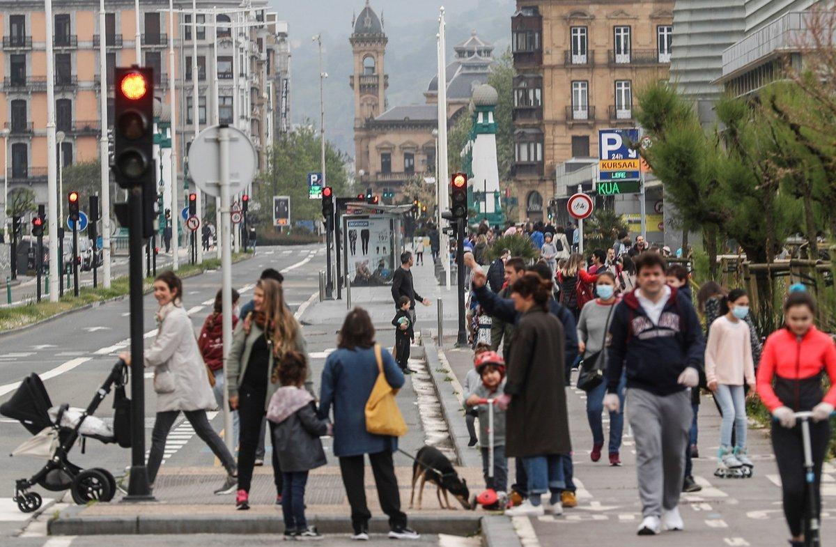 GRAF6219. SAN SEBASTIÁN, 26/04/2020.- Vista del paseo de la Zurriola de San Sebastián este domingo, durante el primer día en el que los menores de 14 años salen a la calle, acompañados de un adulto y durante una hora, después de más de cuarenta días de confinamiento debido al estado de alarma decretado para combatir la pandemia del coronavirus. EFE/Juan Herrero.