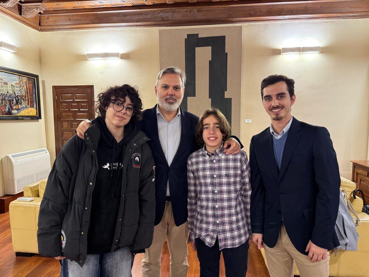 Pizarro y el edil de Juventud de Plasencia, con Rodrigo y Cynthia, los Premios Extraordinarios.