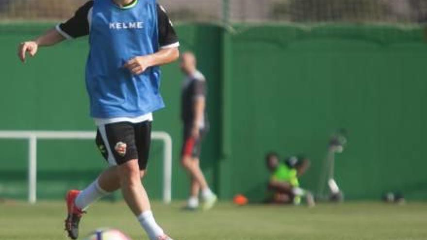 Nino, durante un entrenamiento con el Elche CF.