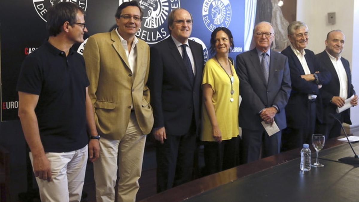 Algunos de los firmantes del documento federalista, con Nicolás Sartorius (tercero por la derecha) y Ángel Gabilondo (tercero por la izquierda), al frente, este miércoles en Madrid.