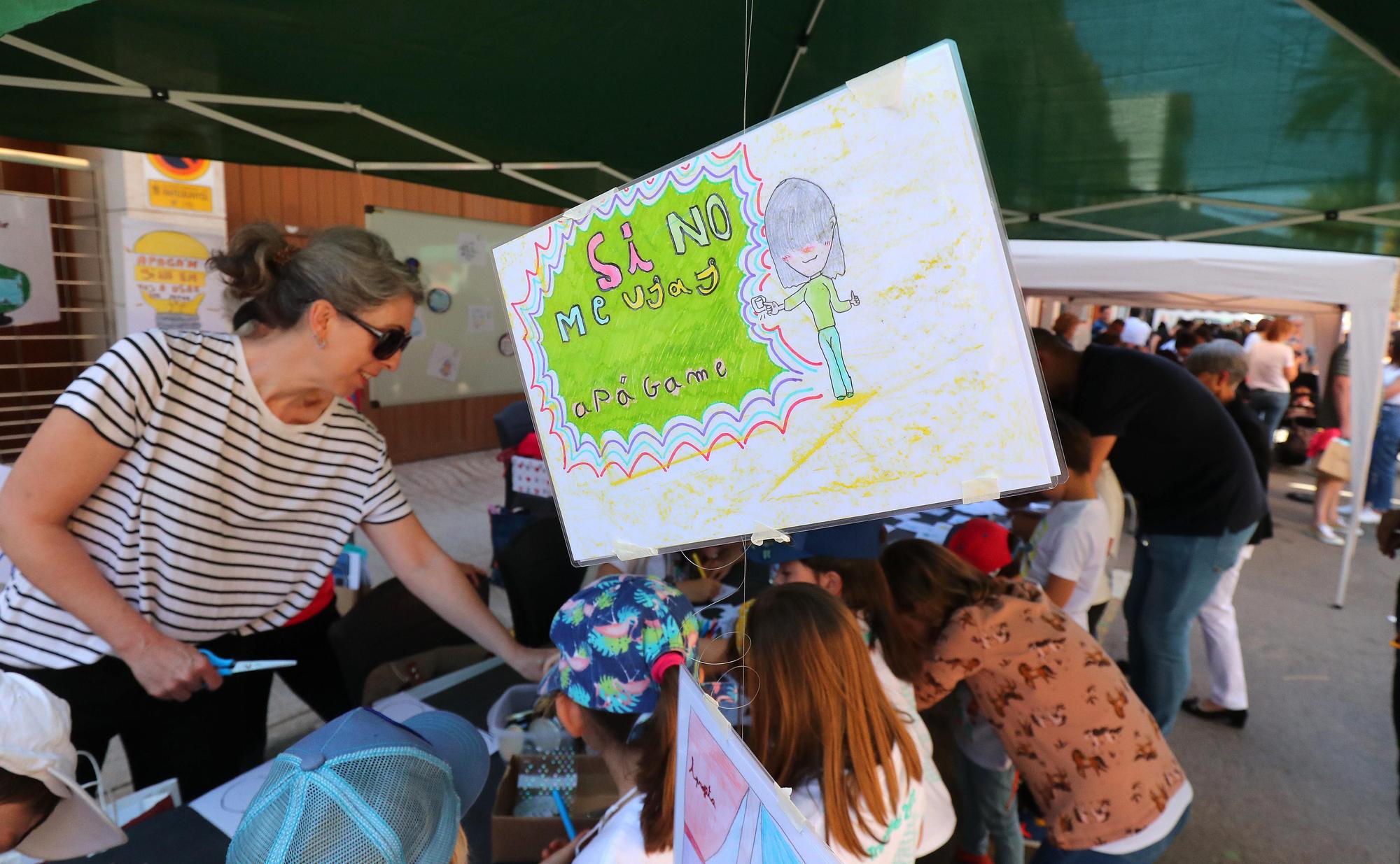 Miles de niños y sus familias viven la fiesta por la lengua en les trobades de Rafelbunyol y Almenara