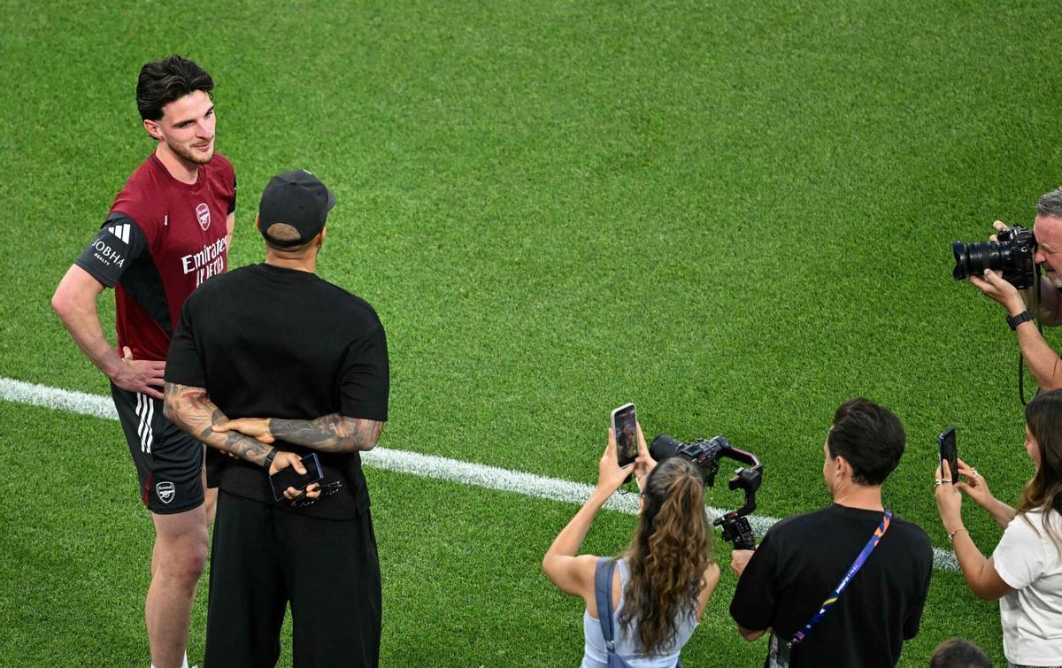 El centrocampista del Arsenal Declan Rice conversa con Thierry Henry, el excapitán del equipo en al final perdida de 2006.