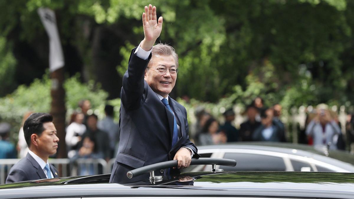 Moon Jae-in saluda tras la toma de posesión como nuevo presidente de Corea del Sur, en Seúl.