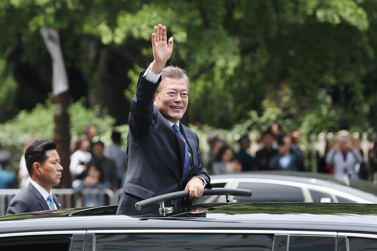 South Korean President Moon Jae-in waves as he leaves the National Cemetery after inaugural ceremony in Seoul, South Korea, May 10, 2017.  Yonhap via REUTERS          ATTENTION EDITORS - NO RESALES. NO ARCHIVE. EDITORIAL USE ONLY. NOT FOR SALE FOR MARKETING OR ADVERTISING CAMPAIGNS. THIS IMAGE HAS BEEN SUPPLIED BY A THIRD PARTY. IT IS DISTRIBUTED, EXACTLY AS RECEIVED BY REUTERS, AS A SERVICE TO CLIENTS. SOUTH KOREA OUT. NO COMMERCIAL OR EDITORIAL SALES IN SOUTH KOREATPX IMAGES OF THE DAY