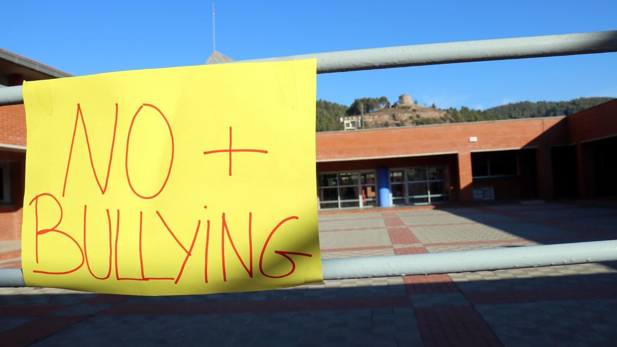 Un cartell penjat a les portes de l'institut de Sallent on s'hi pot llegir 'No més 'bullying'.