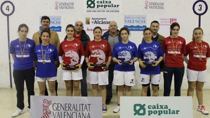 Foto de grupo de la entrega de trofeos.