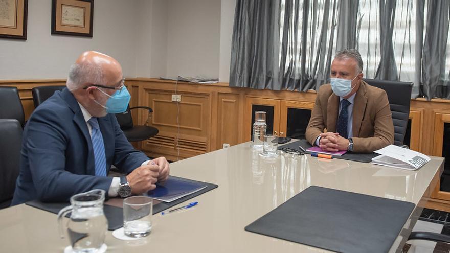 Antonio Morales y Ángel Víctor Torres durante la reunión de este lunes