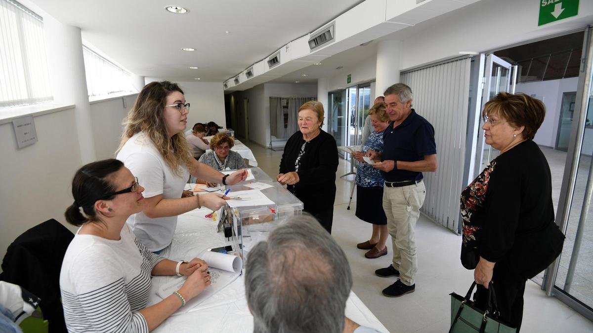 Votación electoral en Poio