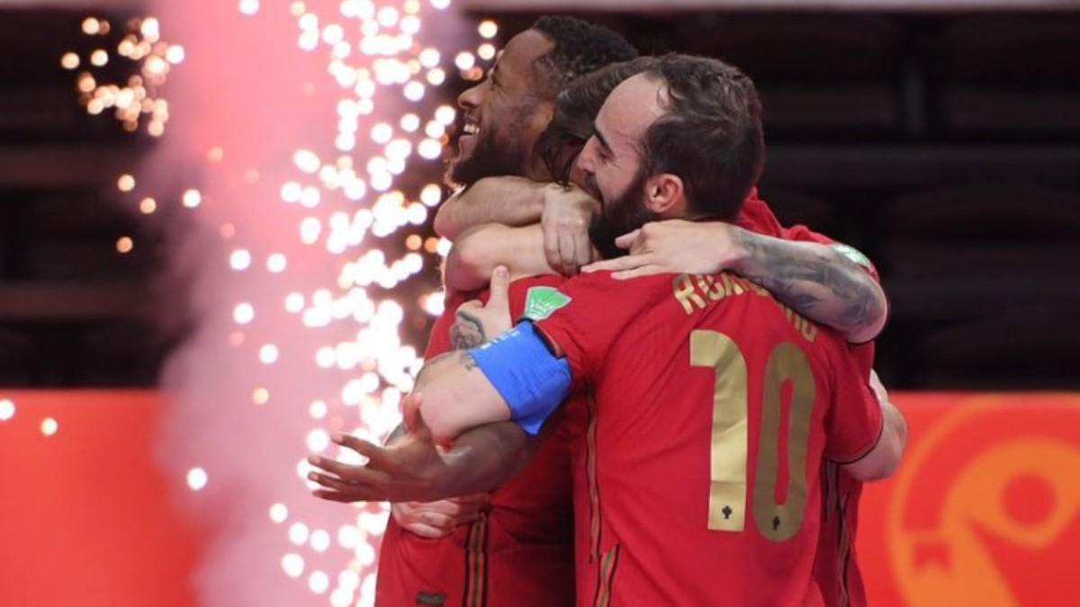 Ricardinho se abraza a sus compañeros en la celebración del título