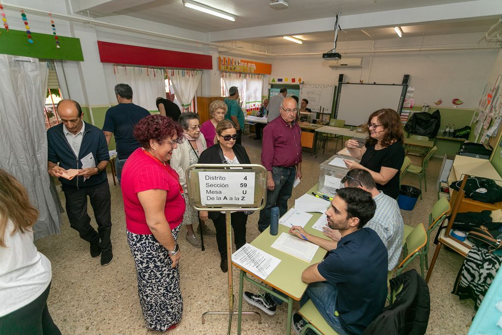 La mañana electoral de Murcia, en imágenes