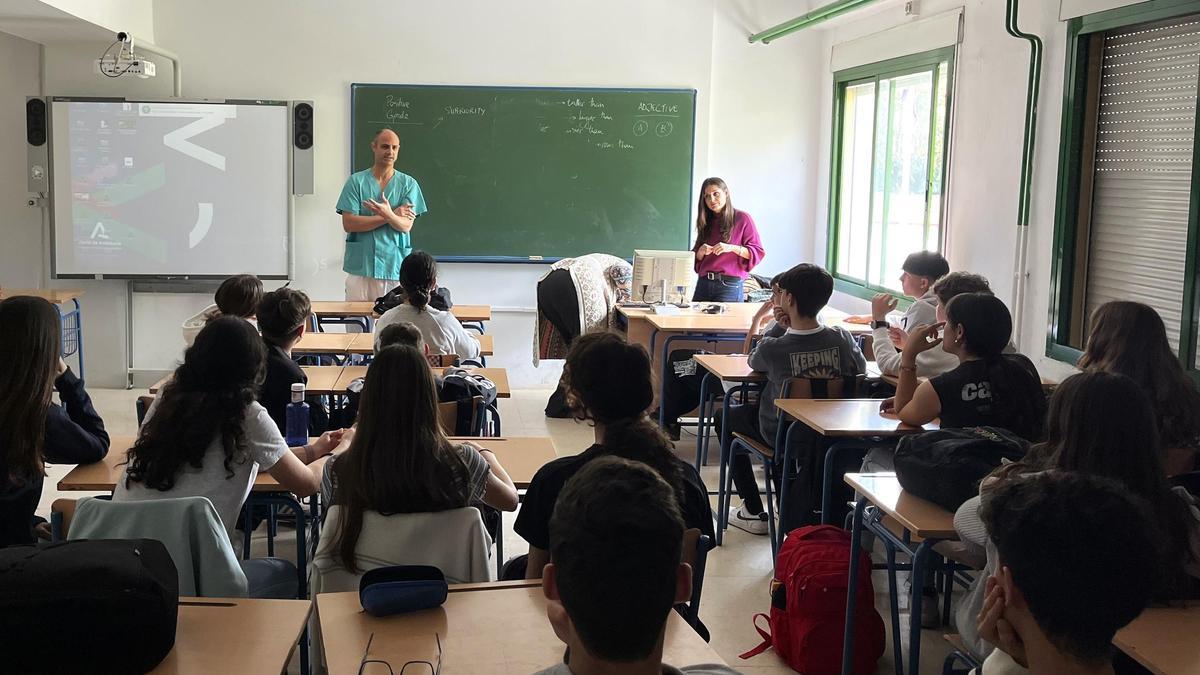 Raúl Pérez, supervisor de Enfermería de Urgencias del Hospital Quirónsalud Córdoba, durante su participación en uno de los talleres.