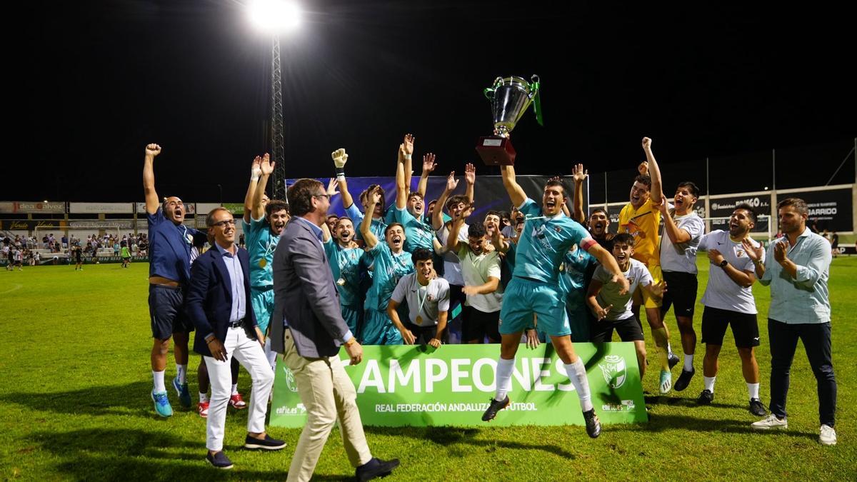 La plantilla y cuerpo técnico del CD Pozoblanco celebra la conquista de la Copa RFAF.