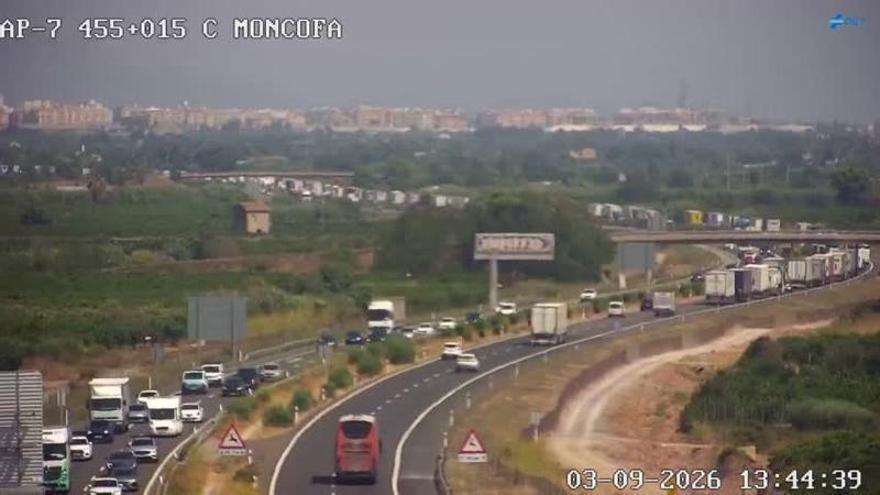 Um caminhão cruza a faixa central na AP-7 entre Nules e Moncofa e colide com outros dois veículos