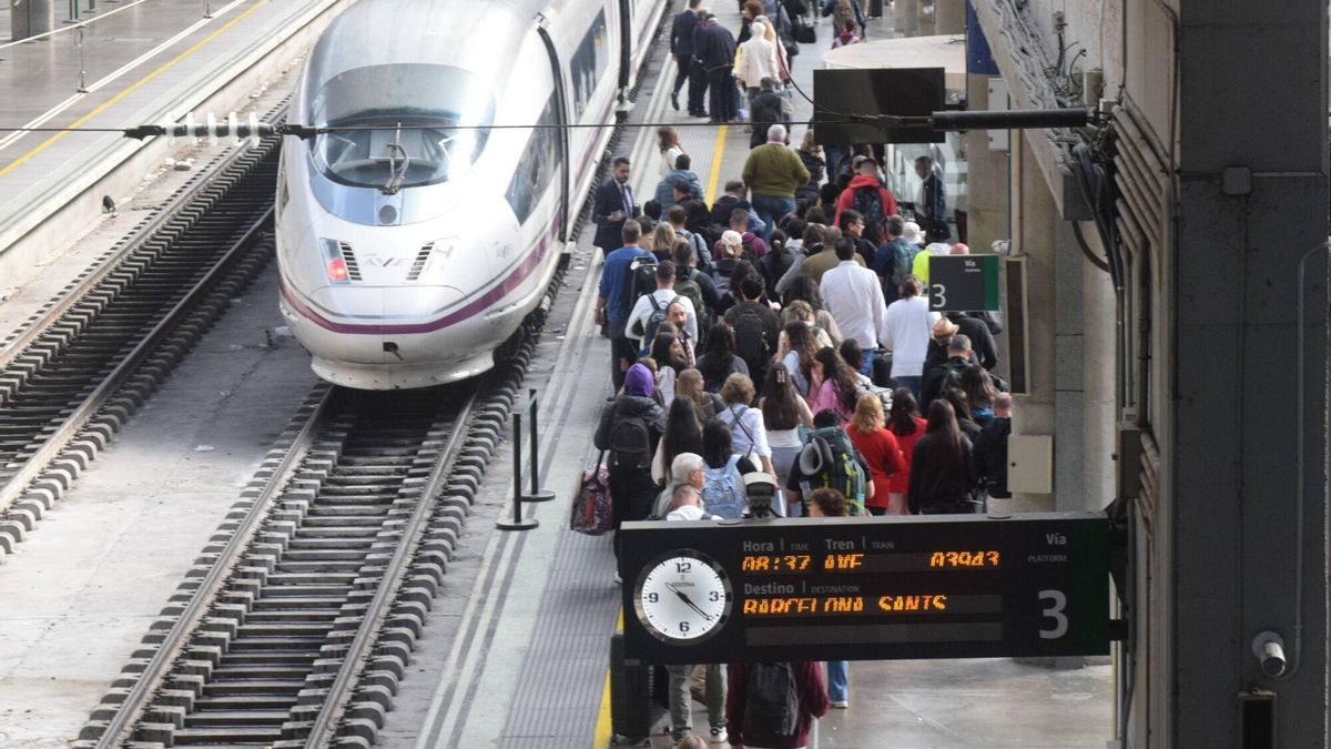 Estación de Santa Justa de Sevilla, andenes con pasajeros accediendo a trenes AVE.