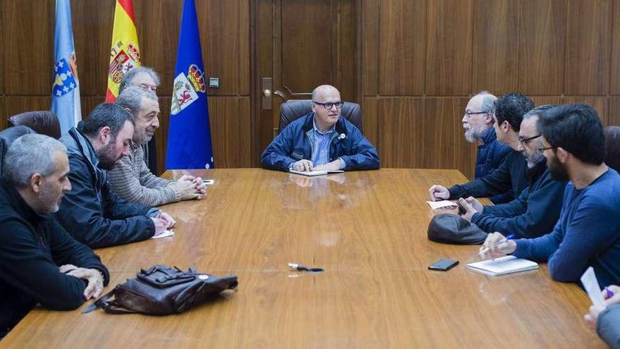 Manuel Baltar con integrantes de la Plataforma pro-Ateneo. // FdV