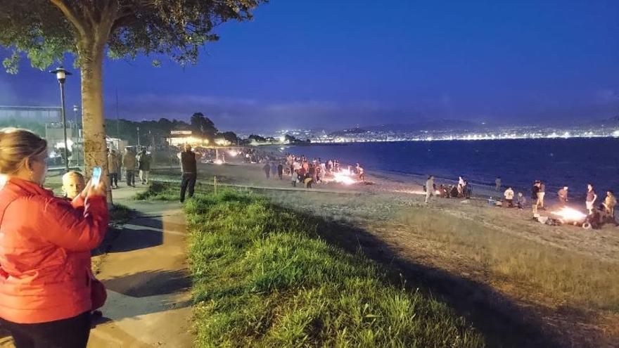 Celebraciones y hogueras en la playa de Rodeira la noche de San Xoán, en una edición anterior. |   // FDV