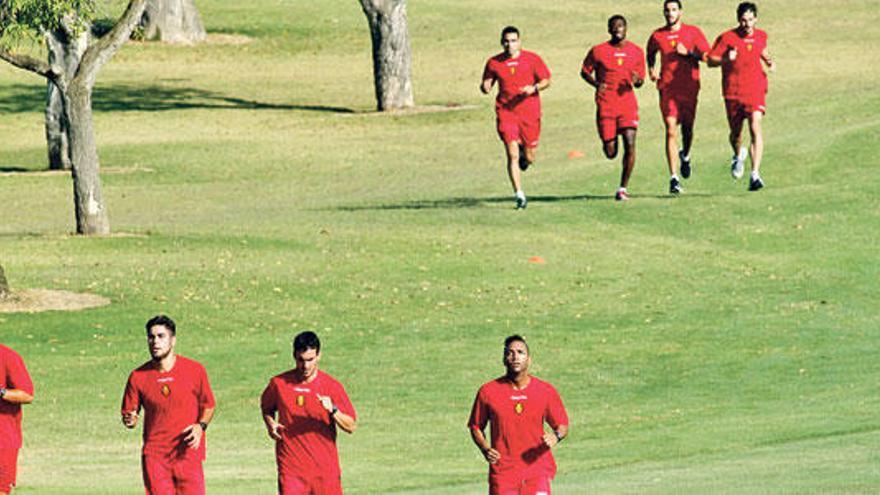 La plantilla del Real Mallorca entrenó ayer por la mañana en el Golf de Son Quint, en una jornada en la que los jugadores fueron sometidos a una auténtica paliza por parte del preparador físico Pep Alomar, que es el que lleva la batuta en estas primeras jornadas a la espera de que Miquel Soler acentúe la parte táctica. David Generelo explicó que el entrenador ha pedido a los jugadores que sean &quot;competitivos&quot;.