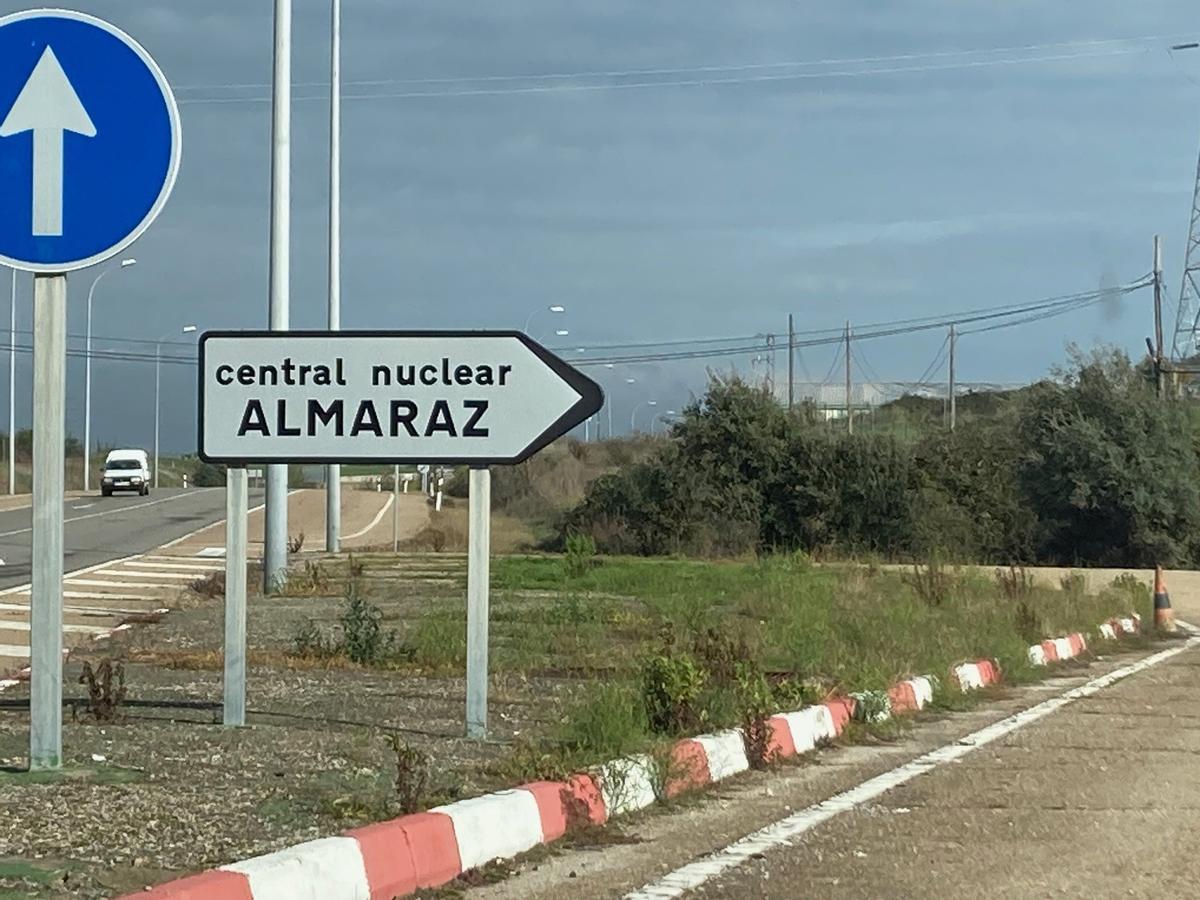 Señal hacia la Central Nuclear de Almaraz.
