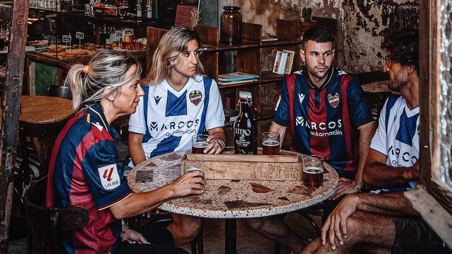 La afición &#039;presenta&#039; las nuevas camisetas del Levante UD