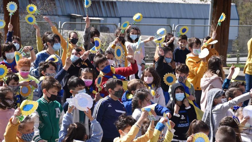 El alumnado de Cerdedo y Tenorio apoya el movimiento ucraniano organizado por Save The Children