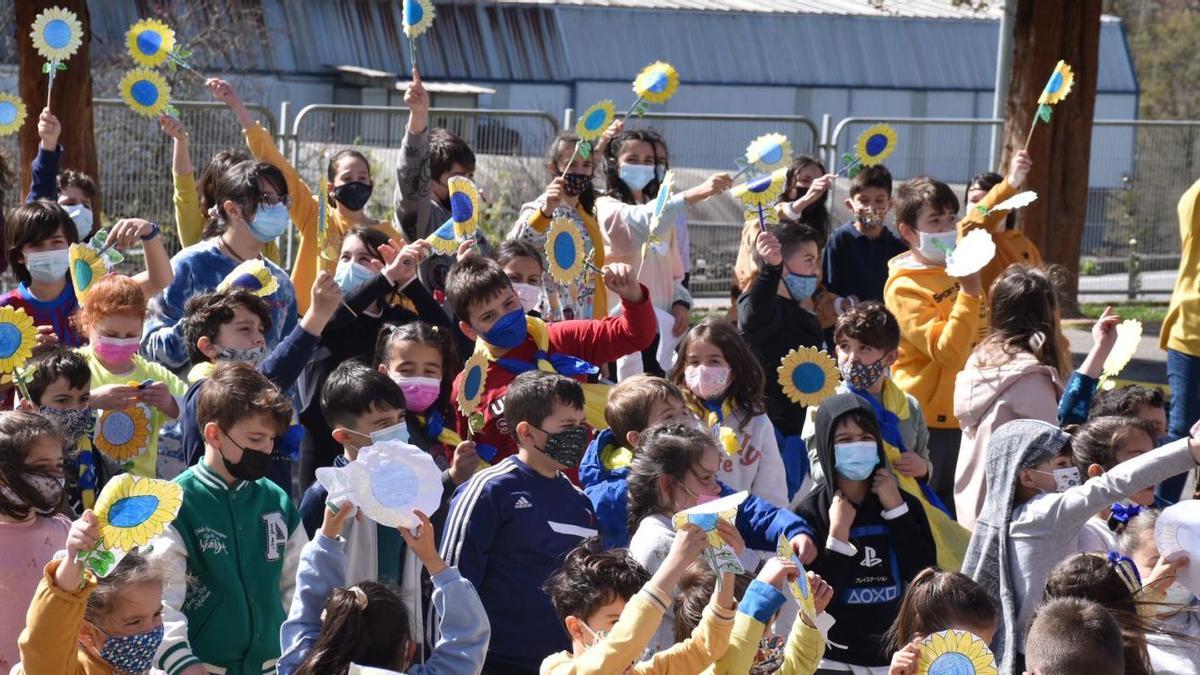 Los niños y niñas del centro portaron girasoles hechos por ellos con los colores de Ucrania. |