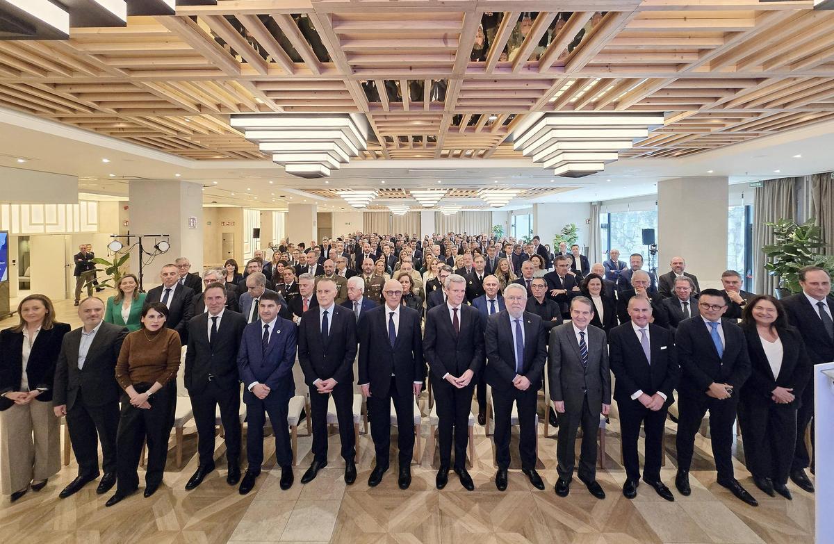 Josep Oliu junto a Alfonso Rueda, Abel Caballero, Jorge Cebreiros y el resto de autoridades, ayer, en el hotel Attica 21 de Vigo.