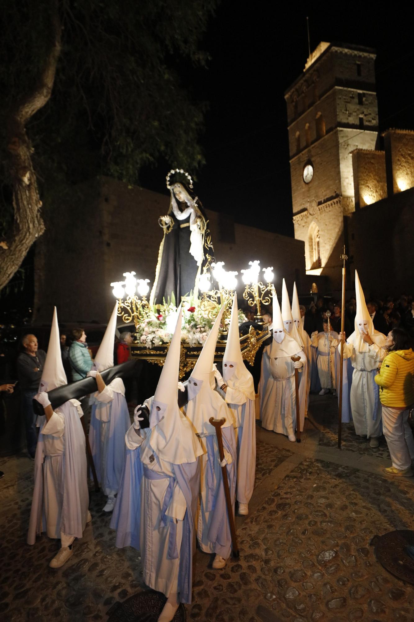 Mira aquí todas las fotos de la procesión del Viernes de Dolores en Ibiza