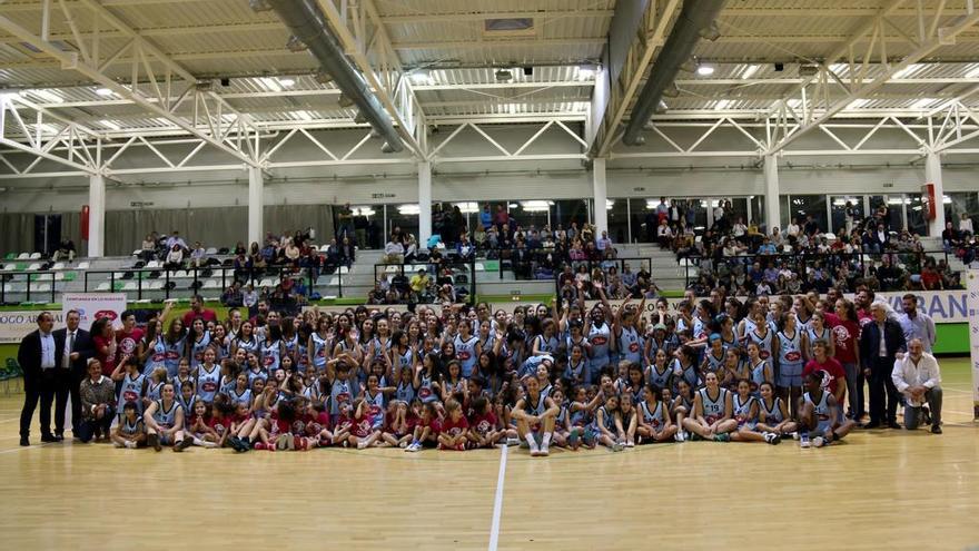 Los integrantes de los equipos del Celta Zorka, ayer en el pabellón de Navia. // FDV