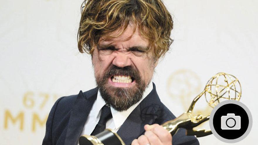 Peter Dinklage con el premio al mejor actor de reparto.