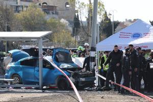 Un terrorista palestino arrolló deliberadamente con un automóvil a grupo de personas que estaban esperando el autobús en una parada del barrio de Ramot en Jerusalén.