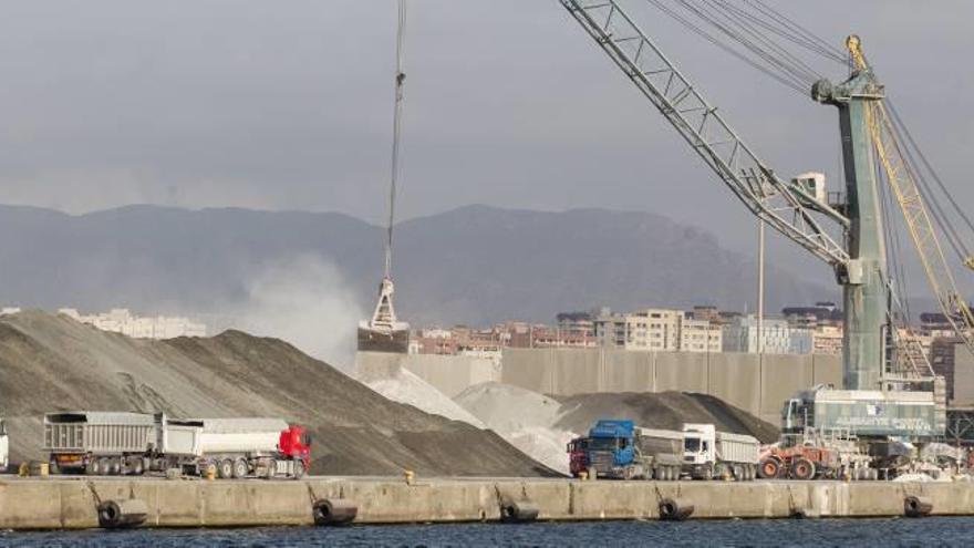 Imagen de los trabajos de carga y descarga de graneles en el Puerto de Alicante el pasado mes de julio, cuando todavía no se habían instalado todos los medidores.