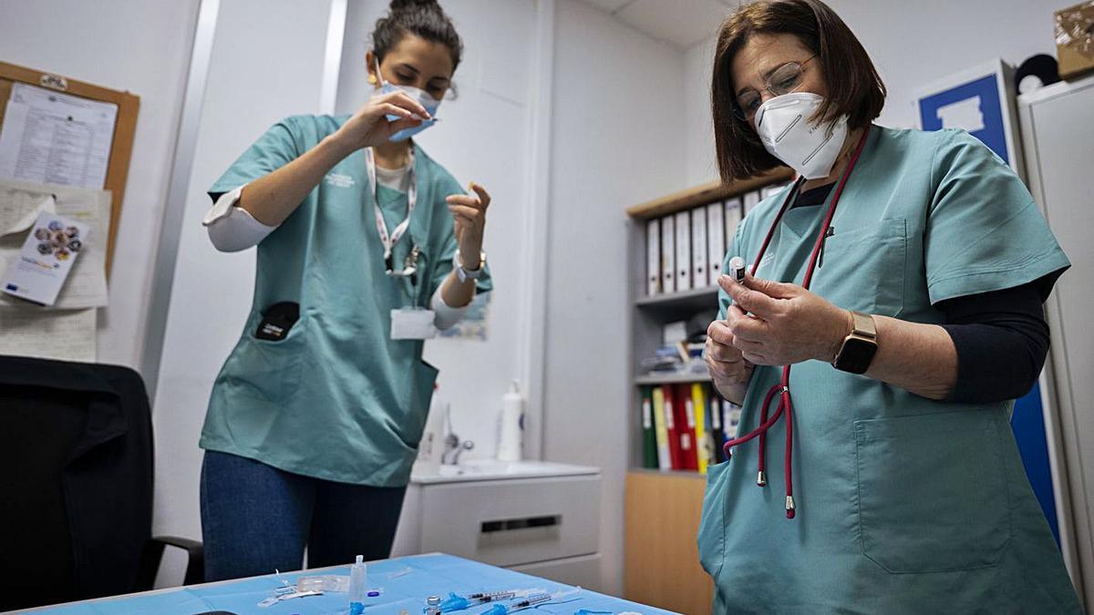 Dos enfermeras de un centro de salud de València preparan la vacuna contra la covid.  | JM LÓPEZ