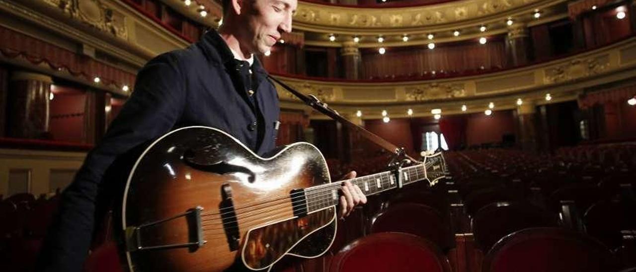 Pokey Lafargue posa con su guitarra en el teatro Palacio Valdés.
