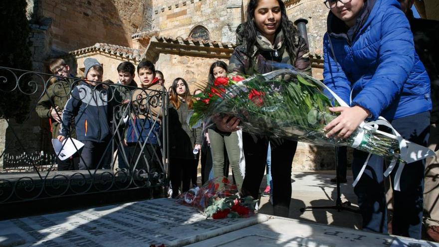 Alumnos del Instituto Antonio Machado depositan flores y leen poemas en la tumba de Leonor.