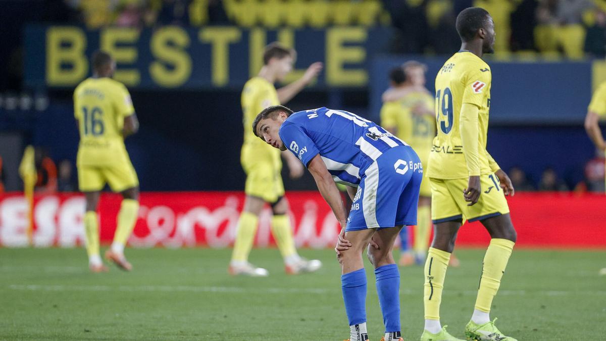VILLARREAL (CASTELLÓN), 10/01/2026.- El defensa del Alavés Nahuel Tenaglia tras el partido de la jornada 19 de LaLiga EA Sports que disputan Villarreal CF y el Alavés este sábado en el Estadio de la Cerámica en Villarreal. EFE/ Manuel Bruque