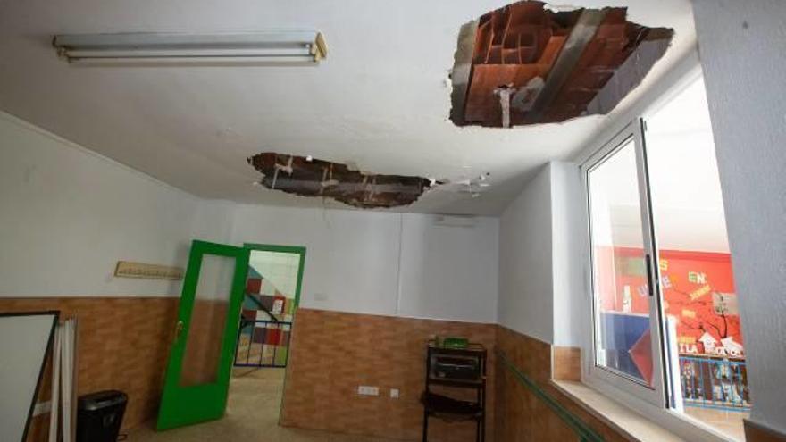 Los agujeros que ha dejado el agua en el techo de una de las aulas del CEIP La Torreta.