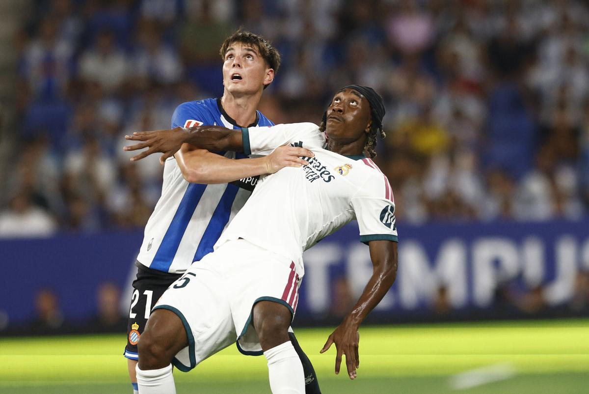 El delantero del Real Madrid Yan Diomande y el defensa del Espanyol Roger Hinojo El delantero del Real Madrid Yan Diomande y el defensa del Espanyol Roger Hinojo