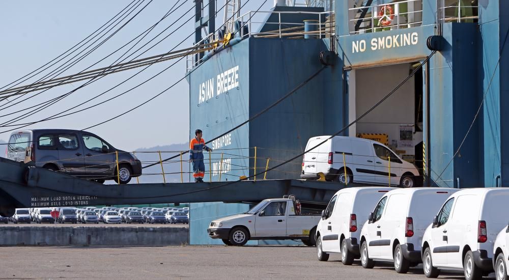 Los embarques resultan insuficientes para evacuar la terminal colapsada con 18.000 coches. Ayer fueron cargados 5.000.