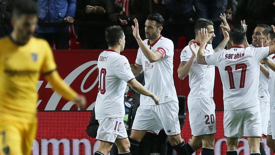 Los jugadores del Sevilla celebran el primer gol ante el Málaga.